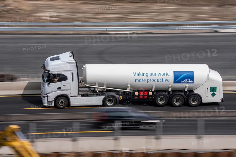 Tankers, gas tankers, trucks, Lime tree trucks on the A3 motorway near Duisburg, North Rhine-Westphalia, Germany