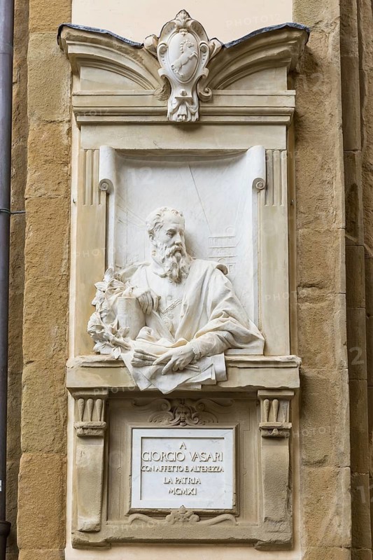 Bust of Giorgoi Vasari, the architect on the façade of the Palazzo delle Logge, Arezzo, Tuscany, Italy