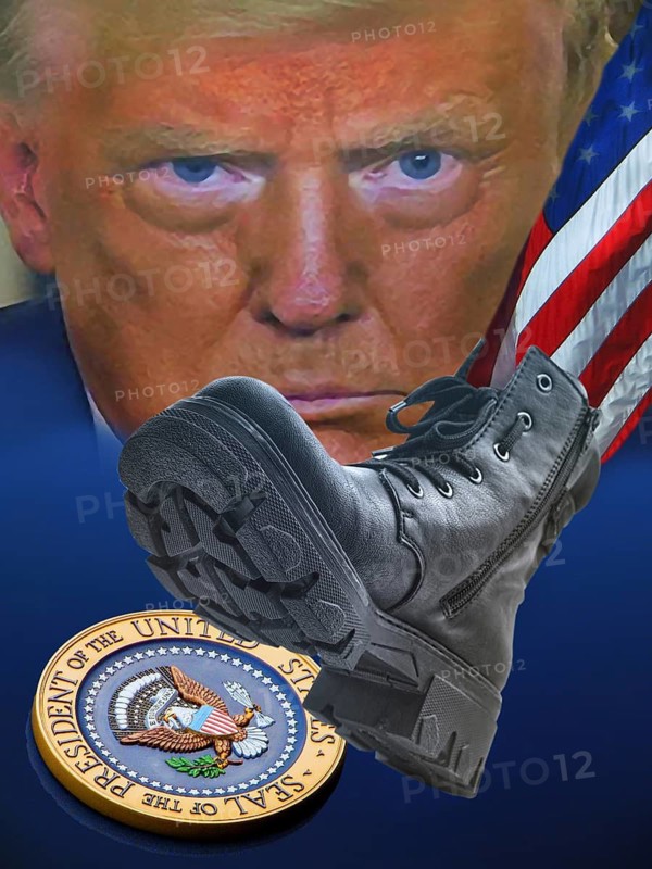 Symbolic image, Trump kicks the great US presidential seal, US democracy in danger, EU and Germany under political pressure, industry, Donald Trump, tariff threats, Elon Musk, Mark Zuckerberg, social networks, fake news, rights broken, hate, hate speech, DSG Digital Services Act, re-election, USA, politics, announcements, vendetta, wanted dictator, Republicans, US electoral system, global danger, lies, 2nd term, global burden, Ukrainian war, storm White House