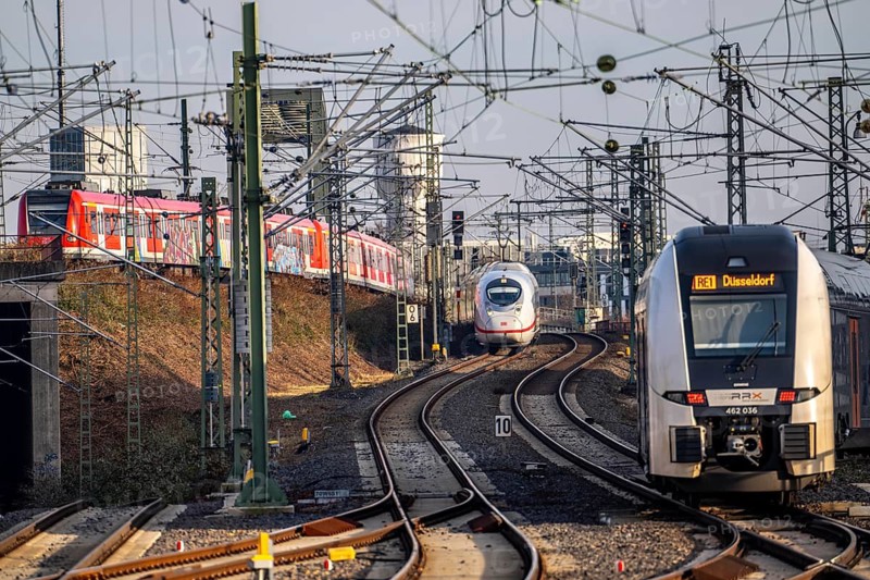 Trains on the line, platform tracks in front of Cologne-Messe/Deutz station, ICE long-distance train, regional trains, North Rhine-Westphalia, Germany