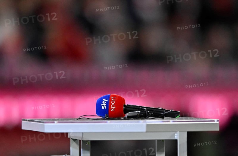 Microphone, microphone, SKY, logo, sitting on presentation table, soccer Bundesliga, Allianz Arena, Munich, Bayern, Germany