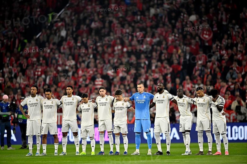 Minute of silence, minute of remembrance, Real Madrid team, soccer UEFA Champions League CL Allianz Arena, Munich, Bayern, Germany