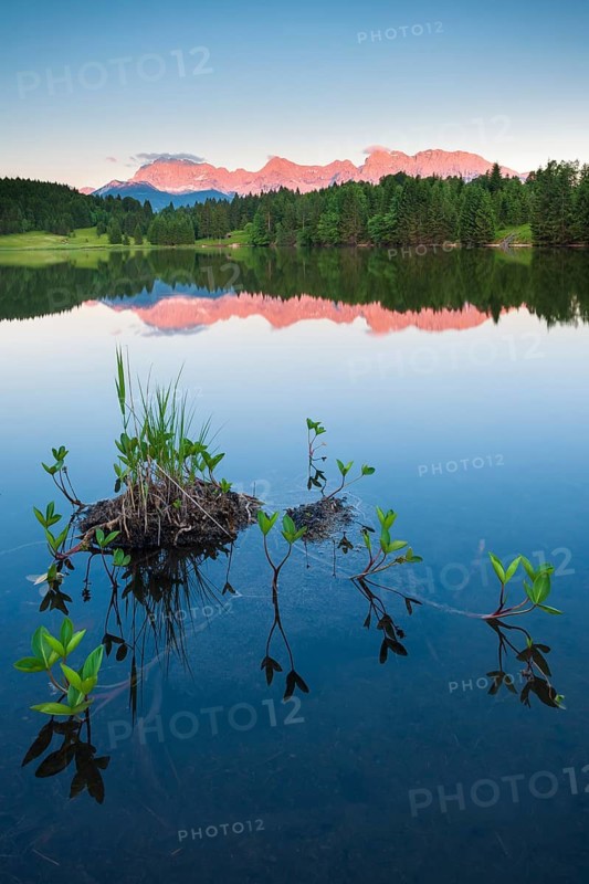 Alpenglow at Geroldsee, the Karwendel mountains in the last evening light, reflection in the water, Wagenbrüchsee, Krün near Mittenwald, Werdenfelser Land, Upper Bavaria, Bavaria, Germany