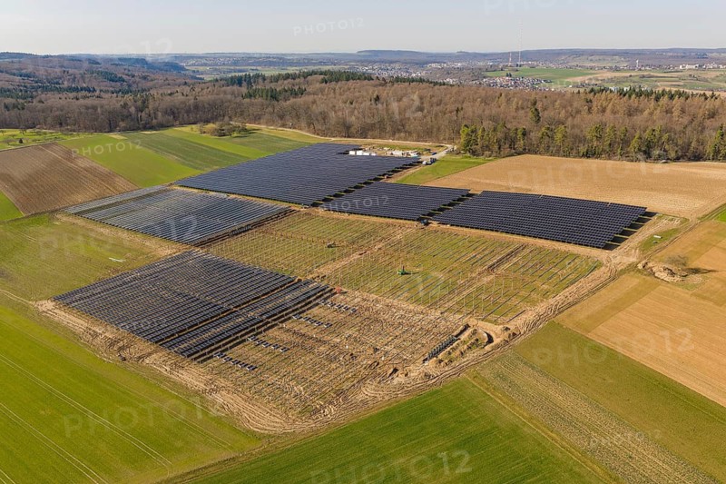 Aerial view of solar panels on a large site with adjacent forests and fields, Agri PV Bau für Landwirtschaft, Enzkreis, Germany