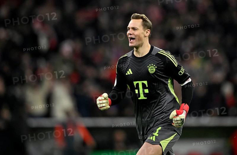 Cheering, goal celebration, goalkeeper Manuel Neuer FC Bayern Munich FCB (01) Football Bundesliga, DFB Cup, Allianz Arena, Munich, Bavaria, Germany