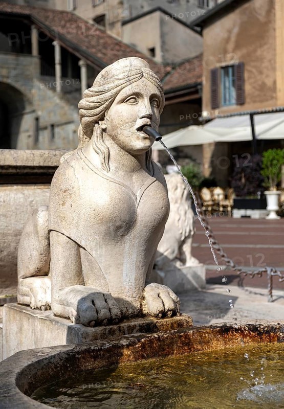 Fontana Contarini, Piazza Vecchia, Citta alta, Bergamo, Italy