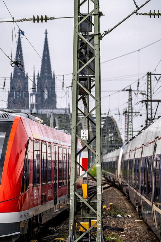 Rail traffic on the line between Cologne Central Station and Cologne-Deutz, Hohenzollern railway bridge over the Rhine near Cologne, Cologne Cathedral, North Rhine-Westphalia, Germany