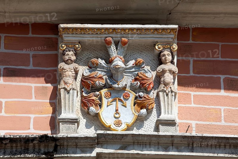 Detail, coat of arms of Elisabeth Gogreve, The Dempterhaus or Leisthaus, 1607, Weser Renaissance style, Museum, Hameln, Lower Saxony, Germany, Europe, Detail, das Wappen von Elisabeth Gogreve, Hausfassade im Stil der Weserrenaissance, das Dempterhaus oder Leisthaus von 1607, Hameln, Niedersachsen, Deutschland