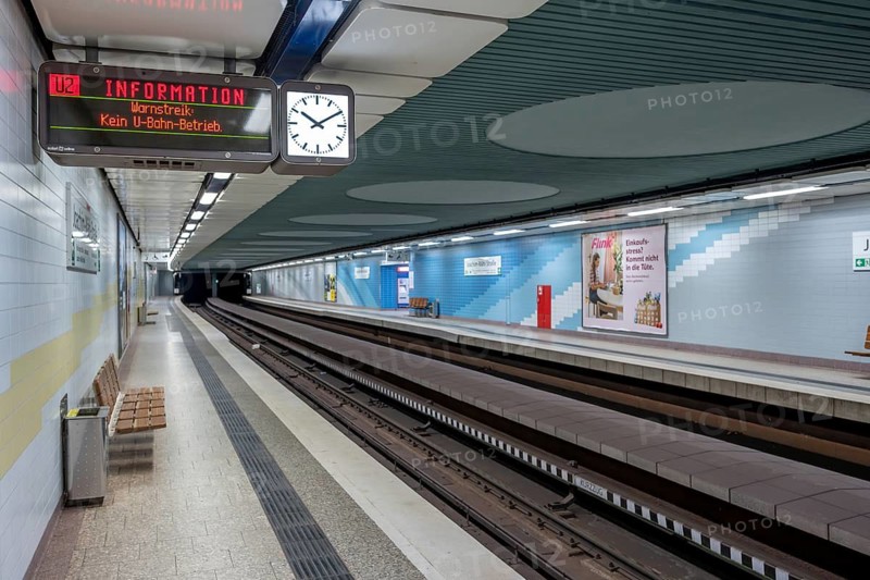 Digital information board (train destination display or dynamic passenger information (DFI) at Joachim-Mähl-Straße underground station shows warning strike and no underground operation at Hamburger Hochbahn AG (HVV) due to ver.di strike, Hamburger Verkehrsbetriebe, Hamburg, Germany