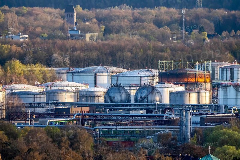 Ruhr Oel GmbH, BP Gelsenkirchen Refinery, in GE-Horst, production of products from mineral oil, aral, gasoline, diesel, kerosene, large tank farm, Gelsenkirchen, North Rhine-Westphalia, Germany