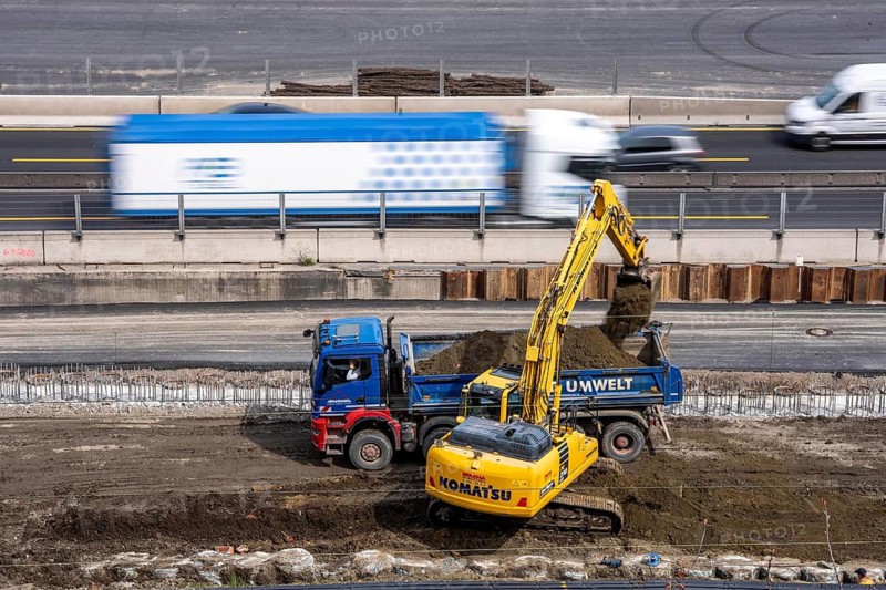 Construction work, on the large construction site at the Duisburg-Kaiserberg motorway junction, complete conversion and construction of the A40 and A3 intersections, all bridges, ramps, roadways are renewed and partly extended, construction period of 8 years, railway bridges running there will also be renewed, North Rhine-Westphalia, Germany