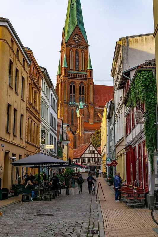 The historic old town of Schwerin, Buschstraße, alley with many restaurants, St.-Marien-Dom zu Schwerin, Mecklenburg-Vorpommern, Germany