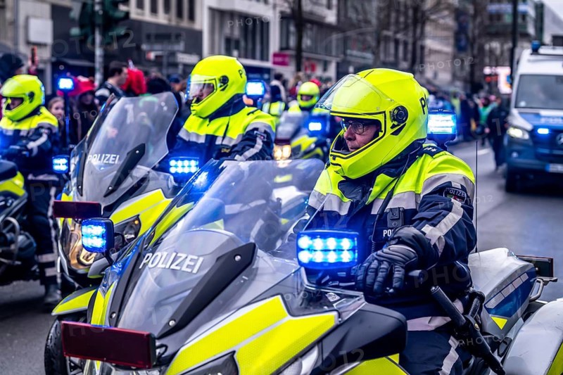 Rose Monday procession in Düsseldorf, emergency services, secure, accompany the move, motorcycle policemen, in some cases heavy rain, North Rhine-Westphalia, Germany