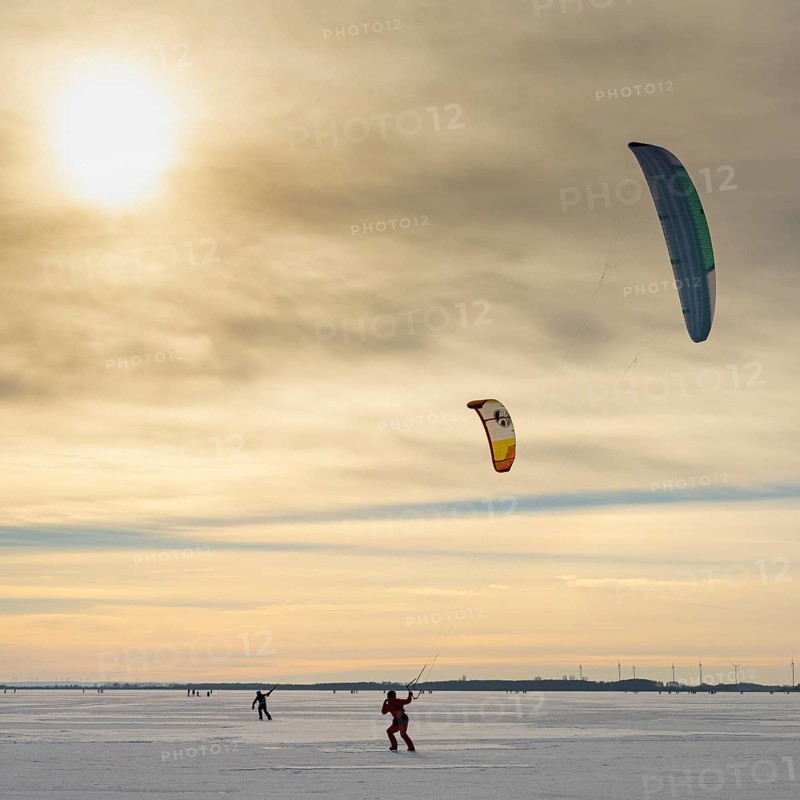 Skating on the ice of Lake Dümmer, ice skating on winter Dümmer, Eickhöpen, Lembruch, Lower Saxony, Germany