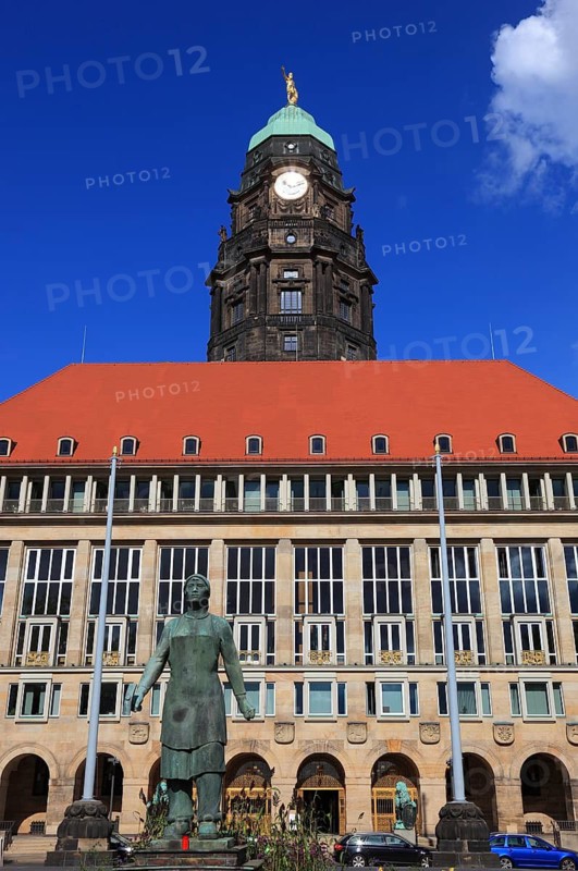 Trümmerfrau Monument in front of the Town Hall, The New Town Hall in Dresden, Saxony, Germany