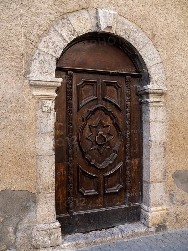 Sisteron. Ancient door in the streets of the old town. Alpes-de-Haute-Provence. Provence-Alpes-Côte d'Azur. France