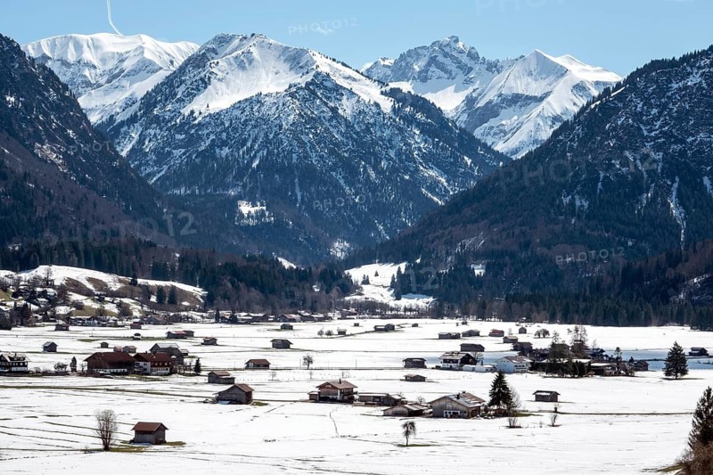 View of Oberstdorf in winter, mountains of the Allgäu Alps behind, snowy landscape, Oberallgäu, Allgäu, Bavaria, Germany