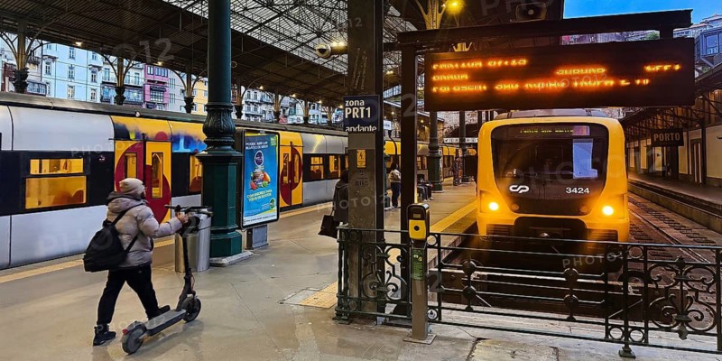 Porto Sao Bento railway station, early morning rush hour in regional traffic in the station concourse, Porto, Portugal