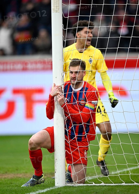 Patrick Mainka 1. FC Heidenheim 1846 FCH (06) behind goal net disappointed after missed chance, behind goalkeeper Tiago Pereira Cardoso Borussia Moenchengladbach BMG (42) gesture gesture Voith-Arena, Heidenheim, Baden-Württemberg, Germany