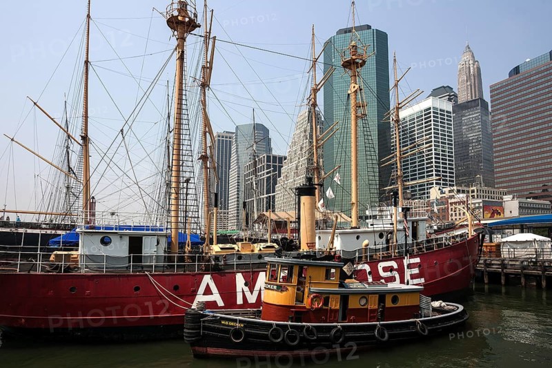 South Street Seaport, the skyline of Lower Manhattan behind, New York, USA