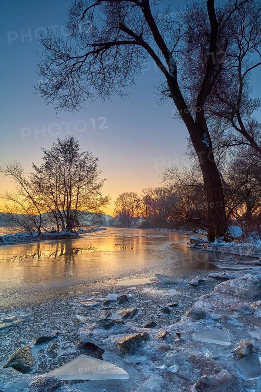A frozen river in a wintry landscape at sunrise, Wörth am Main, Untermain, Main, Spessart, Odenwald, Bavaria, Germany