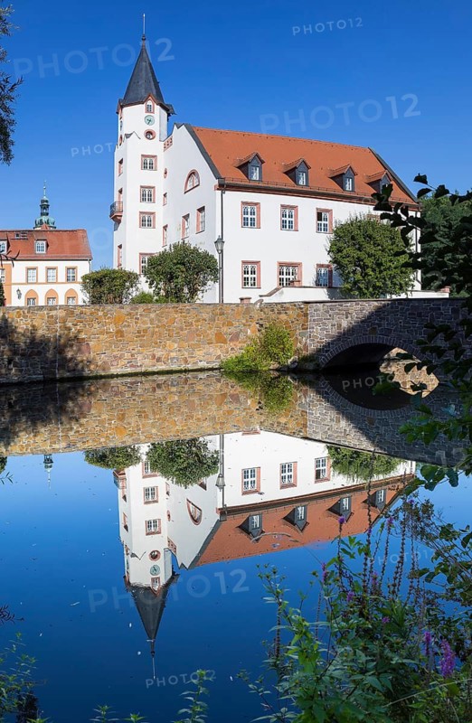 Kavaliershaus and Belgershain Castle with reflection in the moat, district of Leipzig, Saxony, Germany