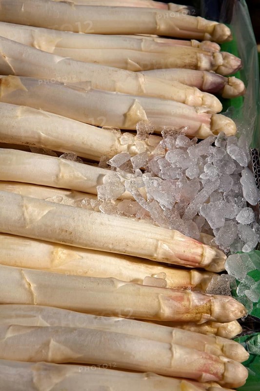 Asparagus from Nienburg at a market stall, Hanover, Lower Saxony, Germany, Europe, Spargel aus Nienburg an einem Marktstand, Hannover-Linden, Niedersachsen, Deutschland, Europa