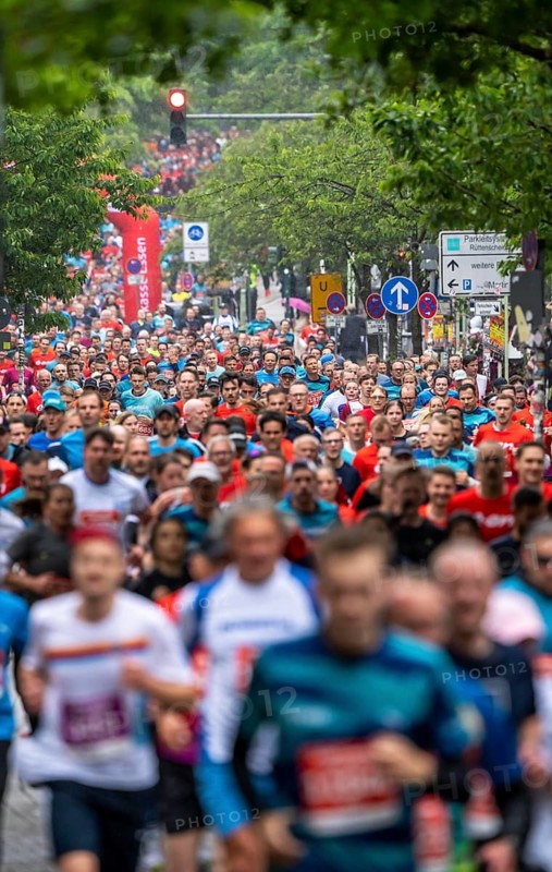The Essen company run, traditional run, 5 KM running course through the Rüttenscheid district, with many spectators, over 14, 000 participants in 3 running waves, major event, Essen, North Rhine-Westphalia, Germany