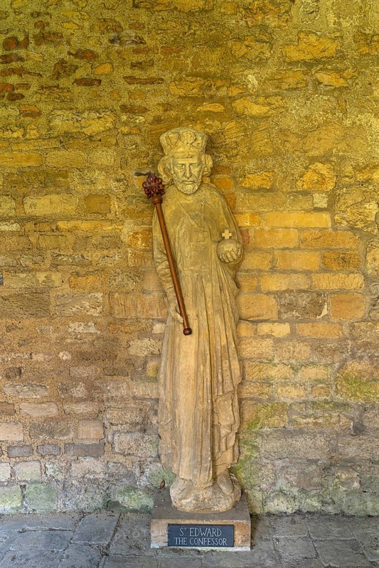 Statue of Edward the Confessor in the cloisters of New College, University of Oxford, Oxfordshire, England, Great Britain