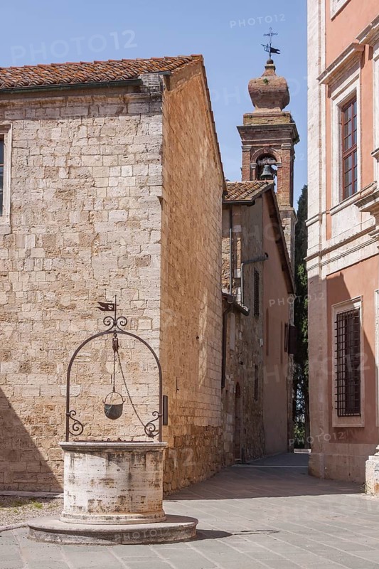 Piazza della liberta with the church of Madonna di Vitaleta, also known as Chiesa di San Francesco, San Quirico d'Orcia, Province of Siena, Tuscany, Italy