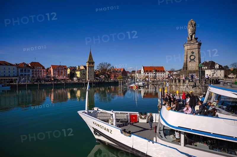 Lake Constance ferry, BSB passenger ship Konstanz, Lake Constance-Schifffahrt, Lake Constance Schiffbetriebe GmbH, sails in port entrance, port, Bavarian Lion, Mangturm, Hotel Lindauer Hof, Altstadt, Lindau, Bavaria, Lake Constance, Germany