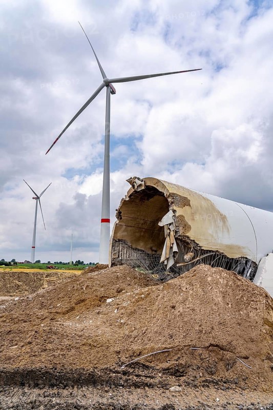 Demolished tower of a 20 year old wind turbine, in the Werl wind farm, 5 old Enercon E-66 turbines are demolished, 2 new Siemens SG6.6-170 wind turbines replace them, the 2 new wind turbines produce twice as much energy, 12 MW power, as the 5 old wind turbines, called repowering, demolition work, Werl, North Rhine-Westphalia, Germany