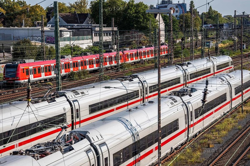 ICE trains on the railway line, S-Bahn train, north of Düsseldorf main station, North Rhine-Westphalia, Germany