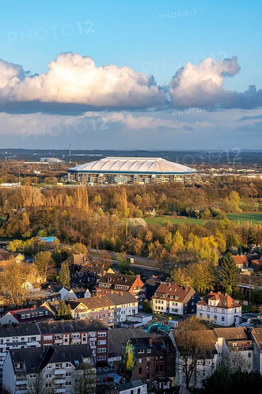 Fußballstadion, Veranstaltungshalle, Veltins Arena, Schalke Arena, Gelsenkirchen, residential buildings in GE-Buer, North Rhine-Westphalia, Germany