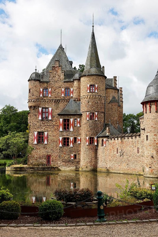 Satzvey Castle, medieval moated castle, Mechernich, Satzvey, Euskirchen Eifel district, North Rhine-Westphalia, Germany