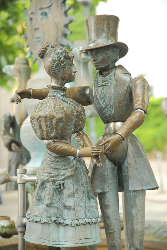 Sculpture Kurgast-Brunnen by Bonifatius Stirnberg 1980 with dancing couple with Biedermeier clothes, figures, two, man, woman, historical, detail, place Rueil Malmaison, Bad Soden, Taunus, Hesse, Germany