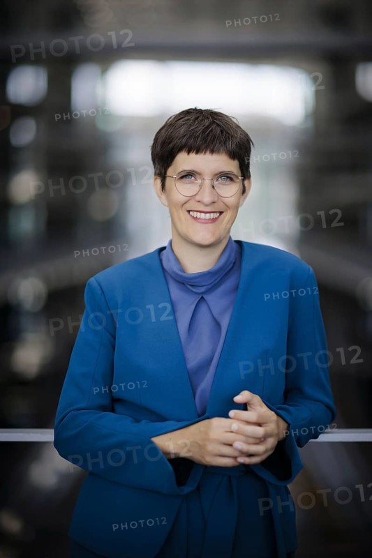 Anna Luehrmann (Alliance 90/The Greens), Minister of State for Europe at the Federal Ministry of Foreign Affairs and Federal Government Commissioner for Franco-German Cooperation, poses for a photo during a photo shoot. Berlin, 18 July 2024