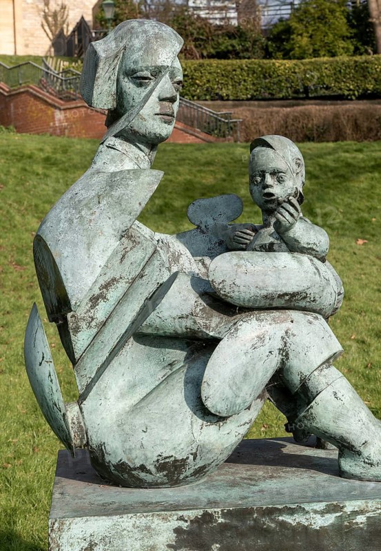 Mother and Child sculpture artwork by Glynn Williams 1994, Temple Gardens, Lincoln, Lincolnshire, England, UK