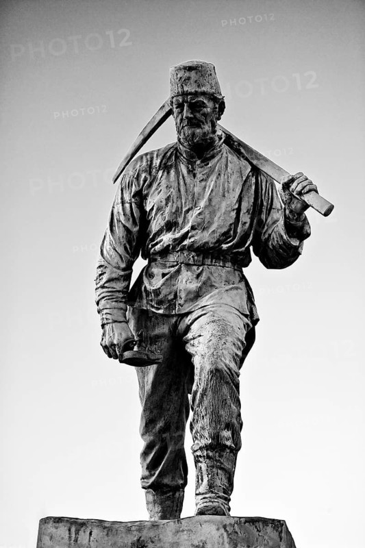 Sculpture Henner, miner made of cast bronze by Friedrich Reusch, Oberstadtbrücke, Siegen, North Rhine-Westphalia, Germany