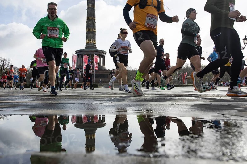 Runners run on the Big Star in front of the Victory Column at the 45th Generali Berlin Half Marathon 2026 in Berlin on 29.03.2026