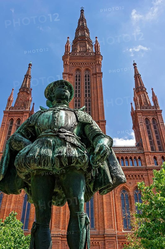 Bronze statue, monument to Prince William I of Orange, known as the Schweiger, in front of the neo-Gothic market church, spa town of Wiesbaden, Hesse, Germany