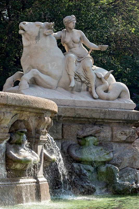 Wittelsbach Fountain, monumental Wittelsbach Fountain by Adolf von Hildebrand, allegory of the creative power of water, sculpture of an Amazon on a bull with a fish tail, neoclassicism, Lenbachplatz, Munich, Upper Bavaria, Bavaria, Germany
