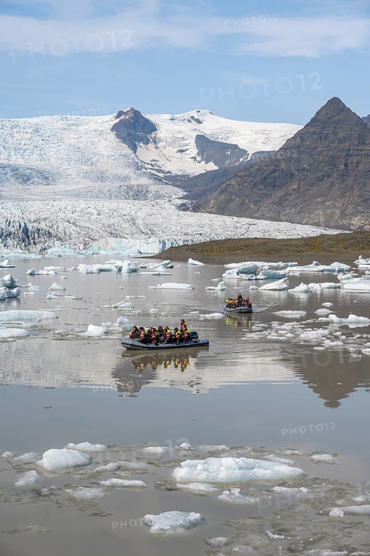 Boats with tourists in the glacier lagoon, ice lagoon Fjallsárlón, ice floes in front of glacier Fjallsjökull, Vatnajökull, Hornafjörður, Iceland