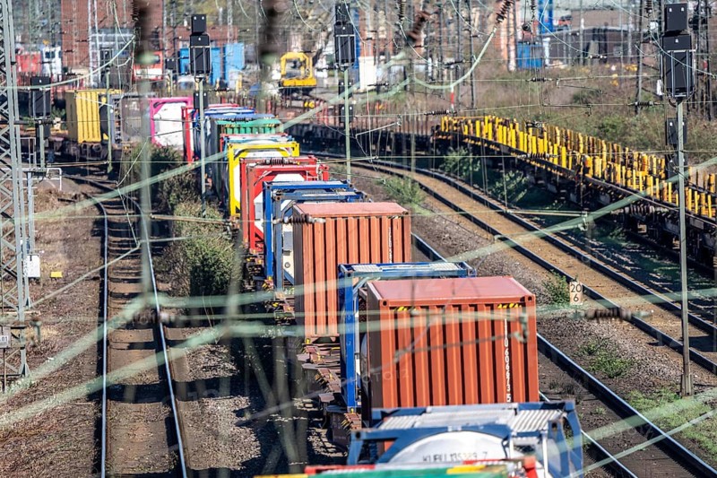 Freight train on the line in front of the Oberhausen-Osterfeld marshalling yard, Container Transport, North Rhine-Westphalia, Germany