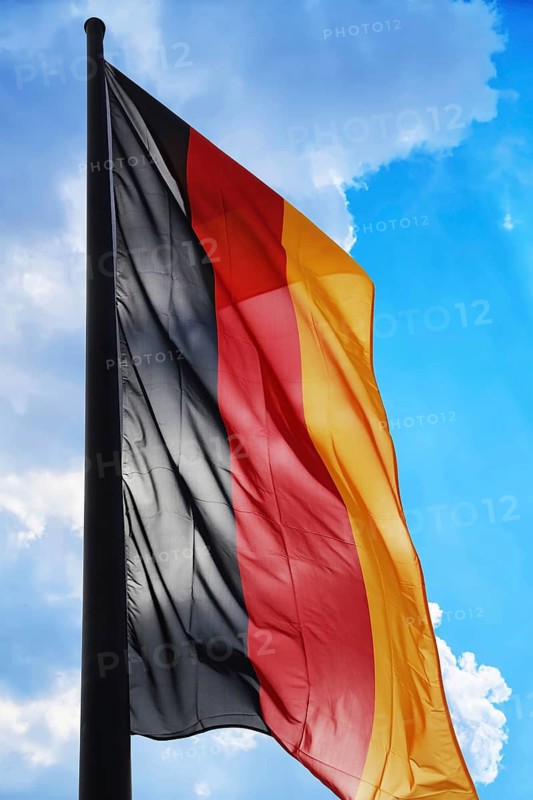 Deutsche Nationalfahne weht im Wind (Deutsche Flagge weht im Wind)
