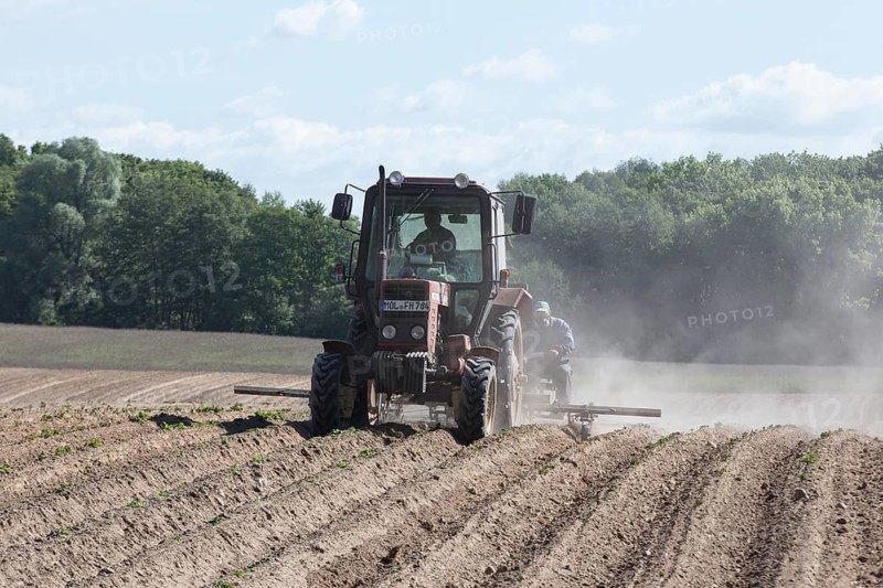 Münchenberge, DEU, 20.05.2020 - Due to the prolonged drought, a tractor pulls a dust plume behind it while working a potato field at the Jahnsfeld organic farm, Münchenberge, Brandenburg, Germany