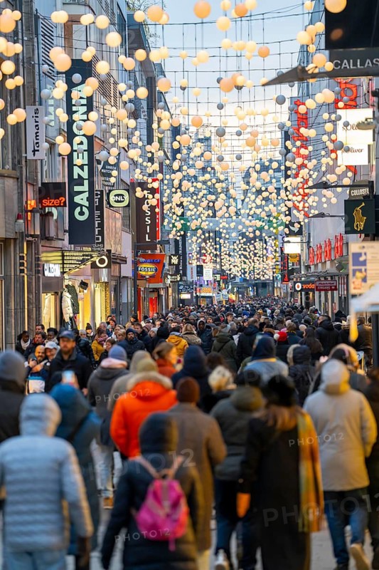 Sunday shopping in Cologne city centre, Hohe Straße, 1st Advent weekend, crowded shopping street, North Rhine-Westphalia, Germany