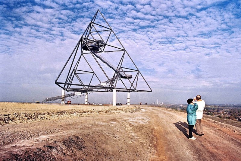 Bottrop, DEU, 12.11.1995 - Visitors to the Emscherblick stockpile event on their way to the tetrahedron. The tetrahedron is a walk-in viewing terrace in the shape of a three-sided pyramid on the Beckstraße heap in Bottrop, Bottrop, Germany