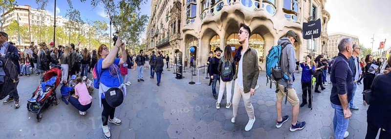 Many tourists at the Casa Batlló by Antoni Gaudi in Barcelona, Spain