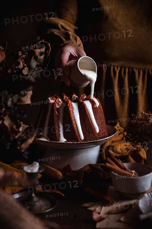 A delicious pumpkin, almond, and cinnamon bundt cake drizzled with white glaze. Perfectly spiced, this cake is ideal for autumn gatherings and cozy evenings